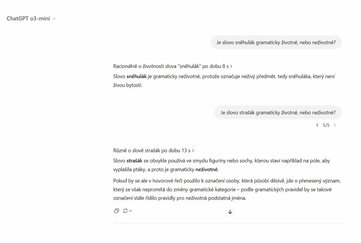 Snímek rozhovoru, ve kterém chatbot odpovídá na otázku o životnosti slov pokaždé jinak